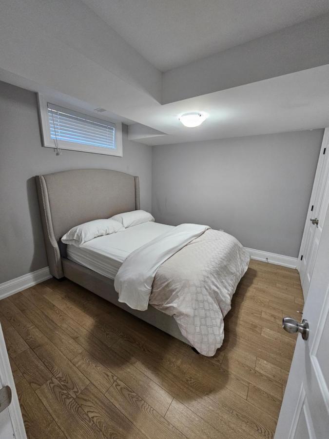 Basement Apartment In Luxury Beach House โตรอนโต ภายนอก รูปภาพ