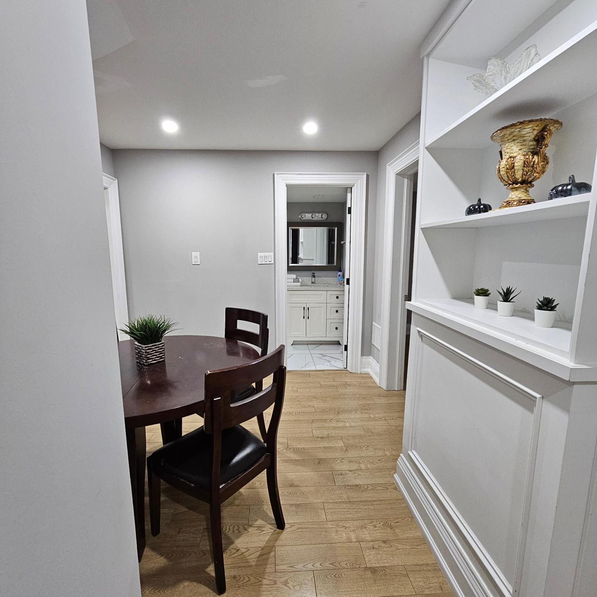 Basement Apartment In Luxury Beach House โตรอนโต ภายนอก รูปภาพ